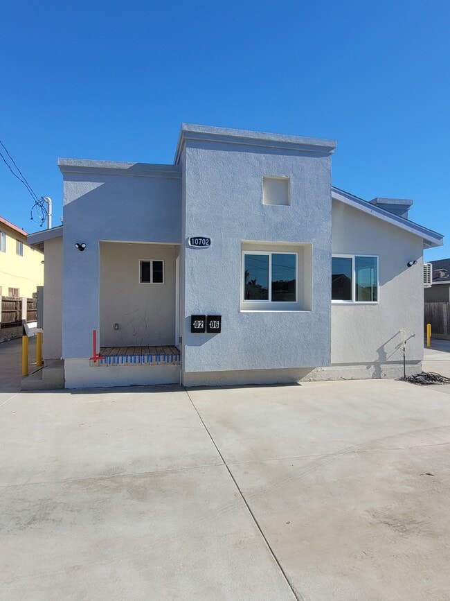 10702 S Grevillea Ave, Unit 1 in Inglewood, CA - Building Photo - Building Photo