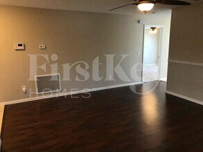 22617 St Thomas Cir in Lutz, FL - Foto de edificio - Building Photo