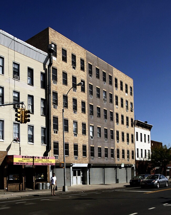 897 Grand St in Brooklyn, NY - Foto de edificio - Building Photo