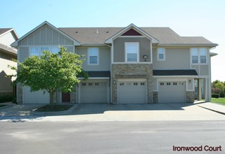 Ironwood Court and Park West Apartments in Lawrence, KS - Foto de edificio - Building Photo