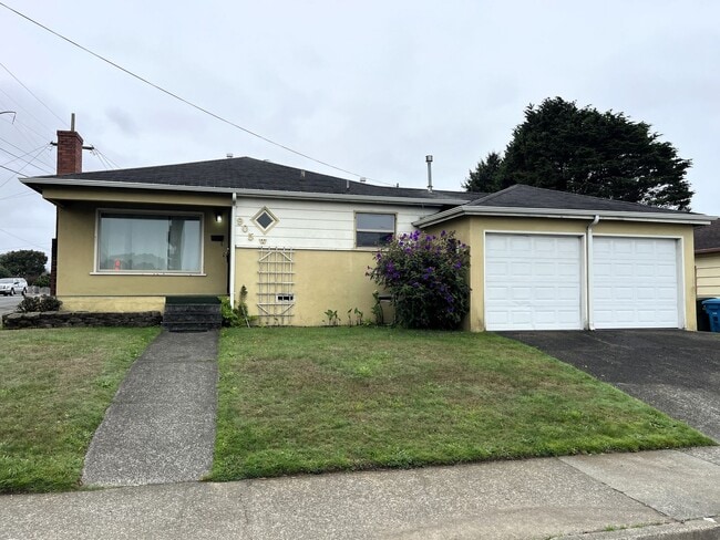 905 W Harris St in Eureka, CA - Foto de edificio - Building Photo