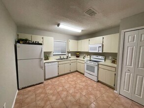 2550 Wrencrest Cir in Valrico, FL - Building Photo - Building Photo
