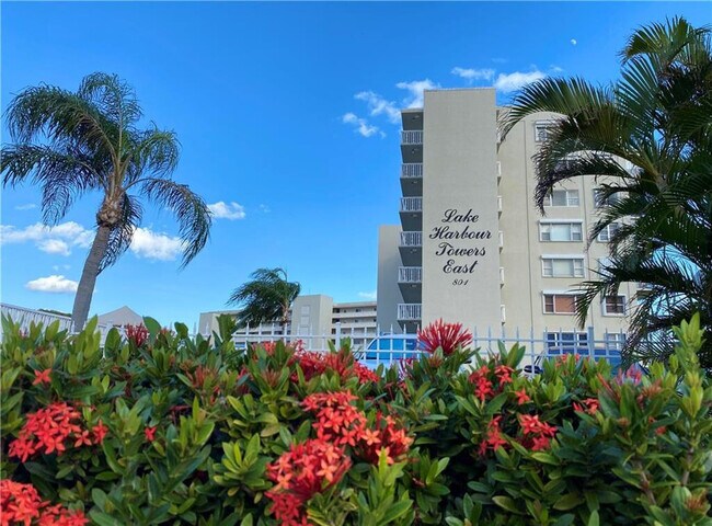 801 Lake Shore Dr in Lake Park, FL - Building Photo - Building Photo