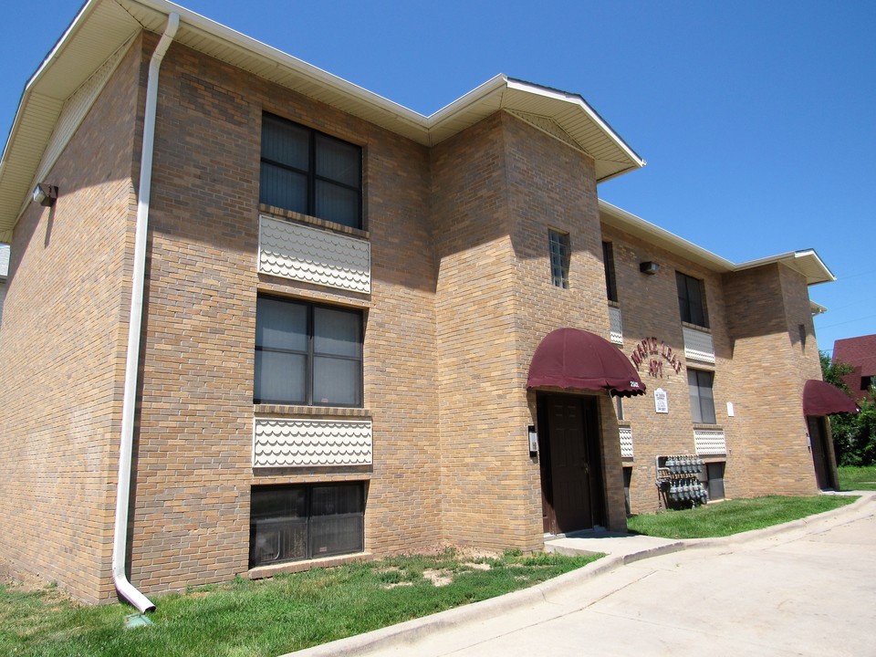 Maple Leaf in Omaha, NE - Building Photo