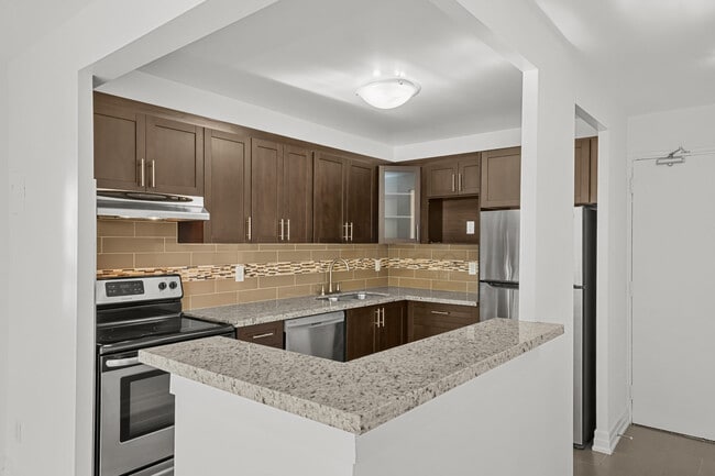 Four Thousand Yonge Street in Toronto, ON - Building Photo - Building Photo