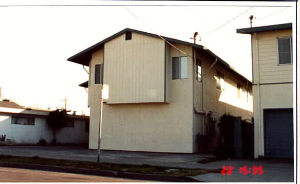 2352 Maricopa Ave in Richmond, CA - Foto de edificio - Building Photo
