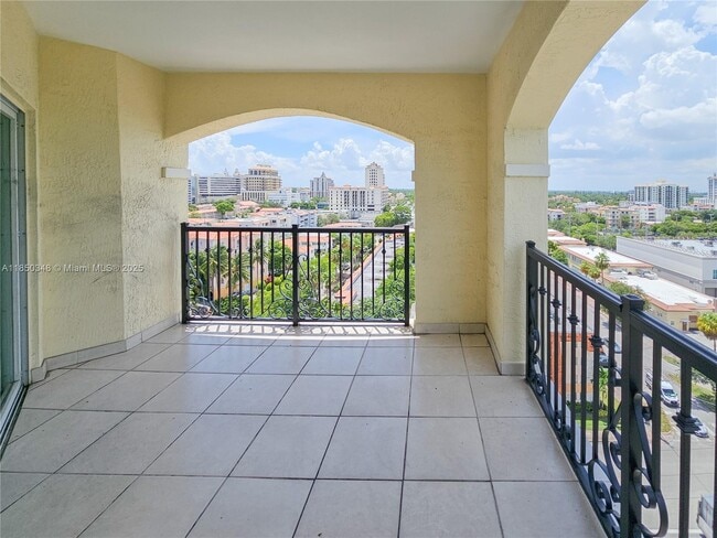 1627 SW 37th Ave in Miami, FL - Building Photo - Building Photo