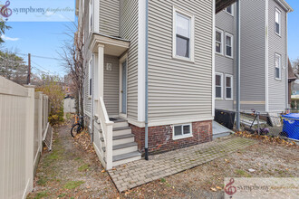 201 High St, Unit 1 in Brookline, MA - Foto de edificio - Building Photo