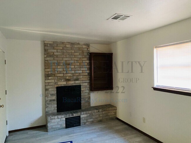 305 S 5th St-Unit -Unit A in Noble, OK - Foto de edificio - Building Photo