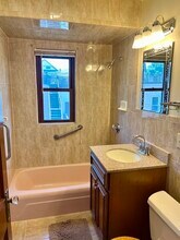 8 Fairfax St, Unit #1F in Somerville, MA - Foto de edificio - Building Photo
