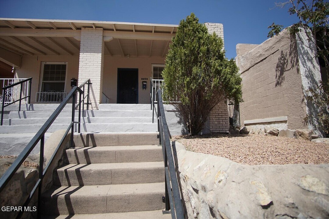 1421 Wyoming Ave in El Paso, TX - Building Photo