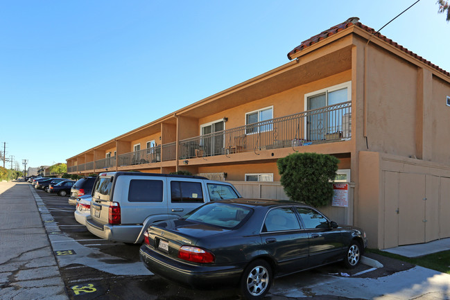 Clairemont Arms in San Diego, CA - Building Photo - Building Photo