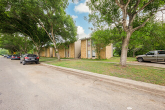 700 N Medina St in Lockhart, TX - Building Photo - Building Photo