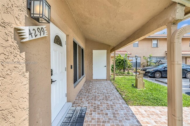 4299 Coral Springs Dr in Coral Springs, FL - Building Photo - Building Photo