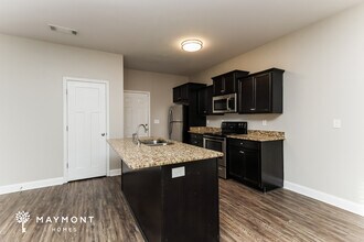 1004 Allegiance Dr in Locust Grove, GA - Foto de edificio - Building Photo