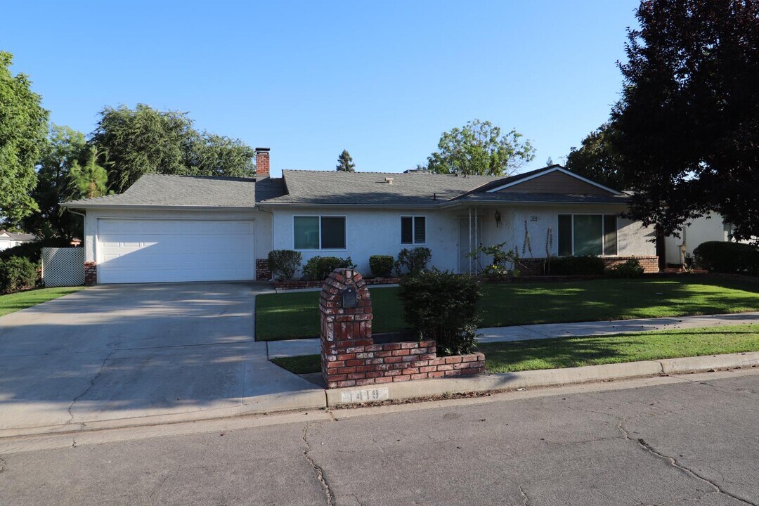 1419 W Pinedale Ave in Fresno, CA - Building Photo