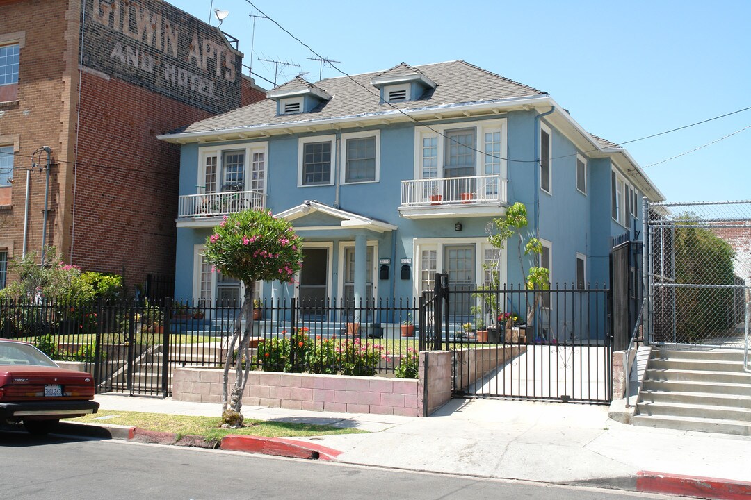 2729 Francis Ave in Los Angeles, CA - Building Photo