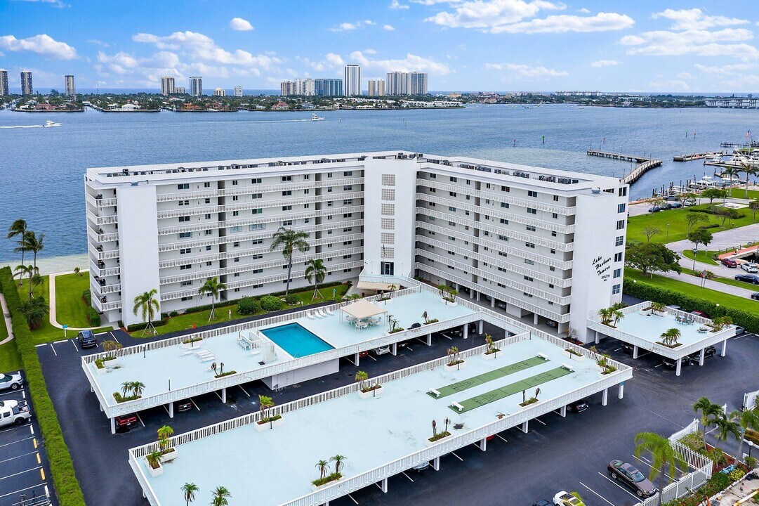 301 Lake Shore Dr in Lake Park, FL - Building Photo