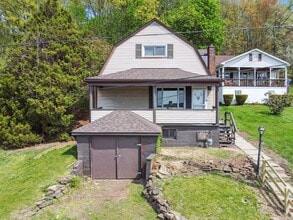 817 Laura St in Jeannette, PA - Building Photo - Building Photo