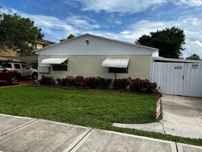 316 NE 3 St in Hallandale, FL - Building Photo - Interior Photo