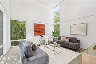 33 Vanguard Way in Dallas, TX - Building Photo - Building Photo
