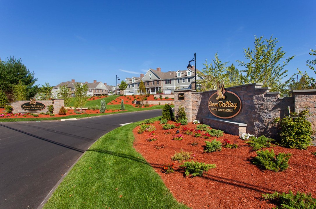 Deer Valley North in Ellington, CT - Foto de edificio