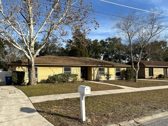 property at 3135 Sabal Palm Dr