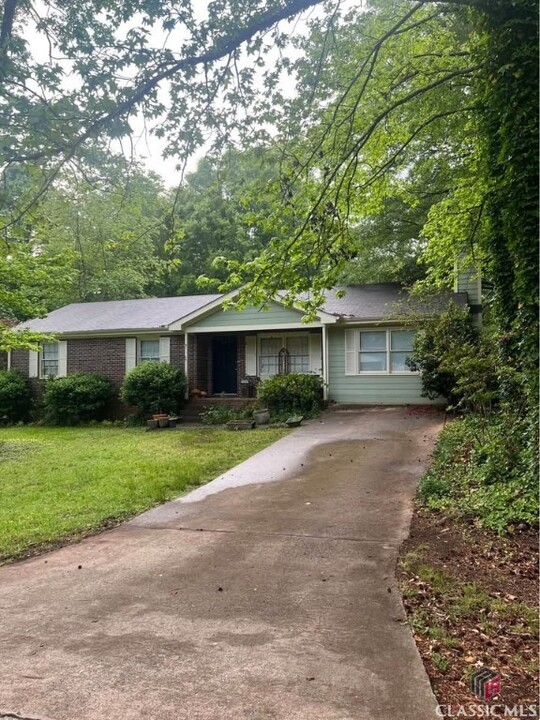 135 Susan Cir in Winterville, GA - Building Photo
