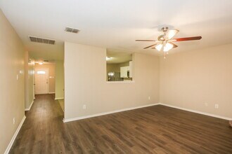 3032 Picket Fence Dr in Lancaster, TX - Foto de edificio - Building Photo