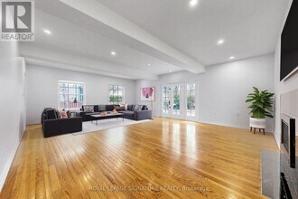 24 Laureleaf Rd in Markham, ON - Building Photo - Building Photo