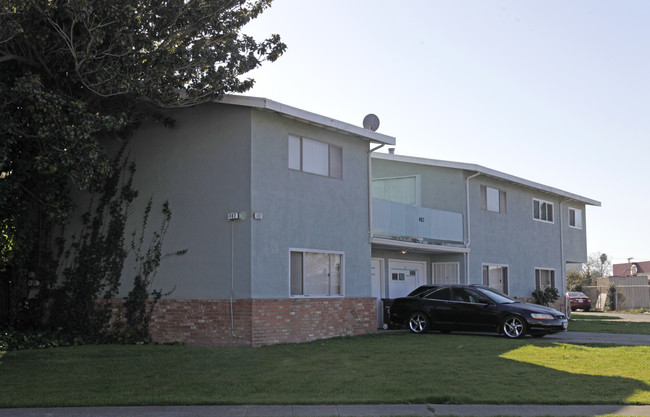 482 Bartlett Ave in Hayward, CA - Foto de edificio - Building Photo