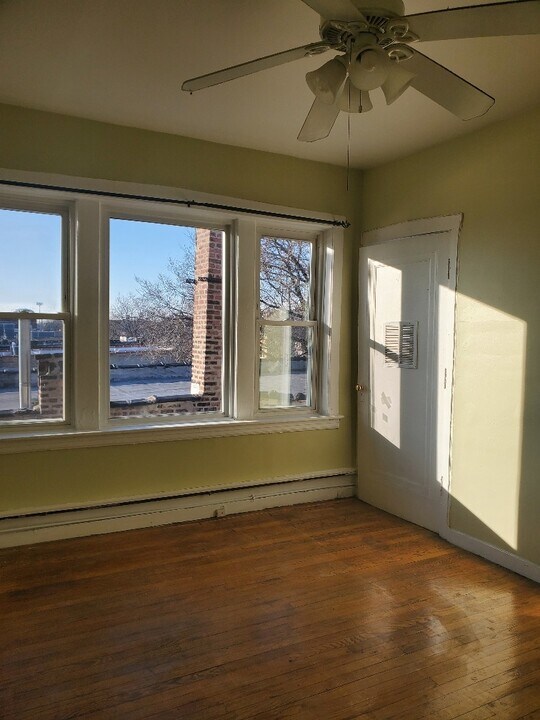 5131 W Roscoe St, Unit 2 in Chicago, IL - Building Photo