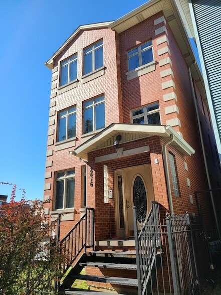 property at 2416 N Greenview Ave