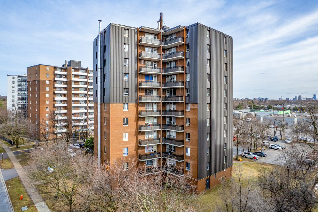 3085 Queen Frederica in Mississauga, ON - Building Photo