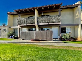 51080 Eisenhower Dr in La Quinta, CA - Foto de edificio - Building Photo