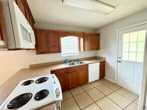 308 Strawbridge Ln in Bonaire, GA - Building Photo - Building Photo