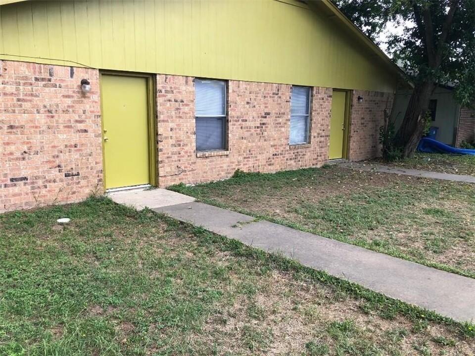 1909 E Stassney Ln in Austin, TX - Building Photo