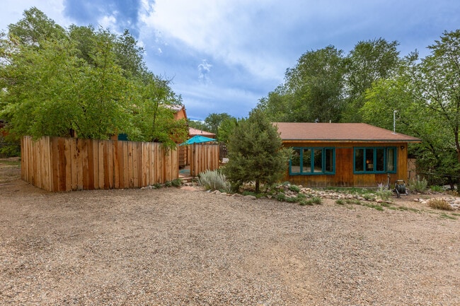 402 Trujillo Ln in Taos, NM - Building Photo - Building Photo