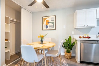 Creekside Park Apartments in Napa, CA - Foto de edificio - Interior Photo