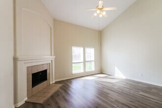 10007 Barr Lake Dr in Houston, TX - Foto de edificio - Building Photo