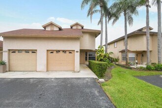 1475 Lake Mango Way, Unit Room 4 in 4B4B (Private Bathroom) in West Palm Beach, FL - Building Photo - Building Photo
