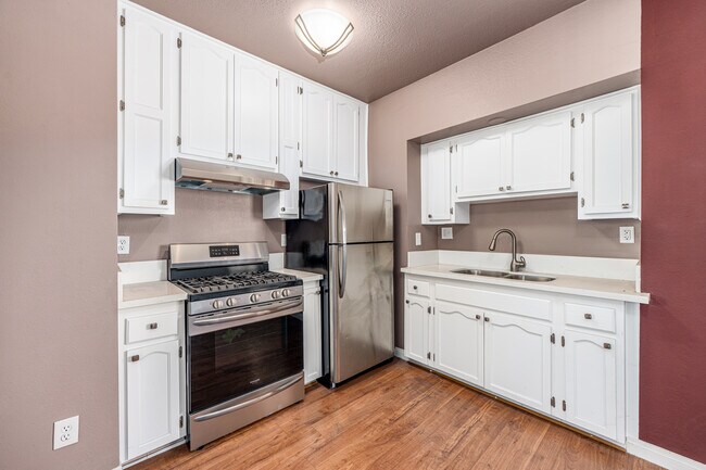 730 W 73rd St in Los Angeles, CA - Building Photo - Interior Photo