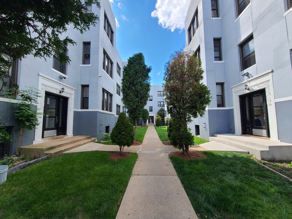 4212 N Pulaski Rd in Chicago, IL - Building Photo