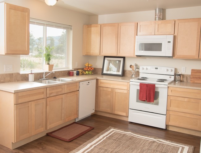 Jackson Apartments in Seaside, OR - Building Photo - Interior Photo