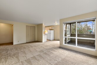 12520 Roosevelt Way NE in Seattle, WA - Foto de edificio - Building Photo