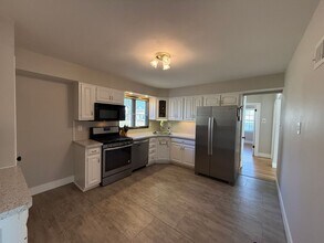 11015 Golf Crest Dr in Sappington, MO - Building Photo - Building Photo