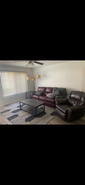 4702 Madrid Way in Huntington Beach, CA - Foto de edificio