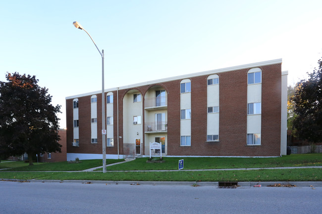 Chicopee Terrace in Kitchener, ON - Building Photo - Building Photo