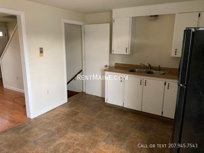 17 Yale St in Bangor, ME - Foto de edificio - Building Photo