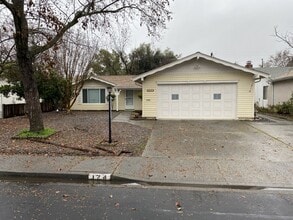 124 Rainier Cir in Vacaville, CA - Building Photo - Building Photo